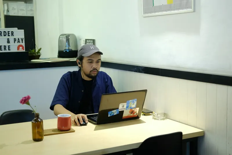 Anak muda bekerja dengan laptop