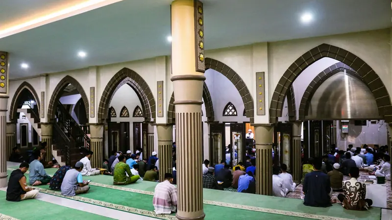 Jamaah berkumpul dalam kegiatan di masjid