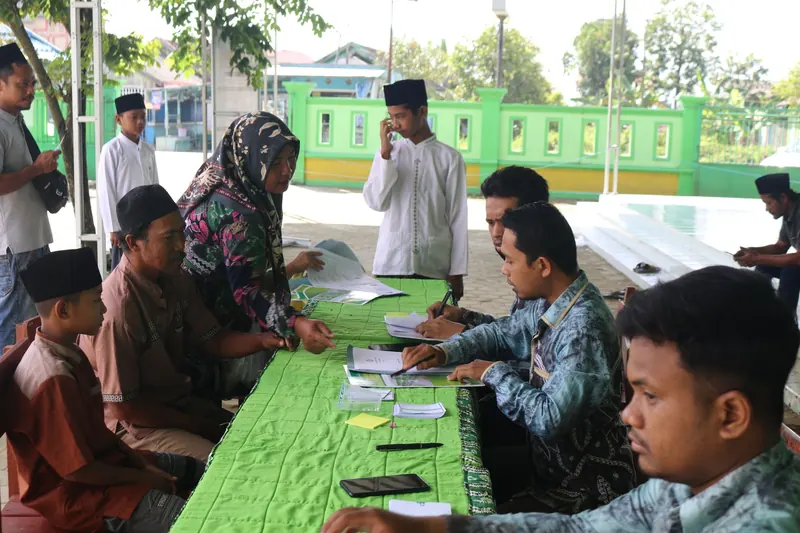 Warga dilayani di meja pelayanan publik