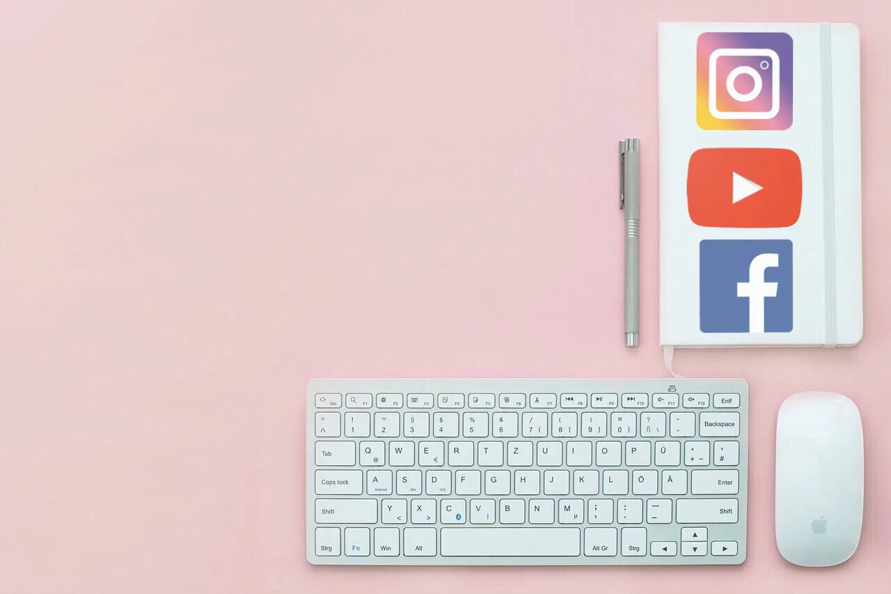 Ikon media sosial, keyboard, dan mouse di meja kerja