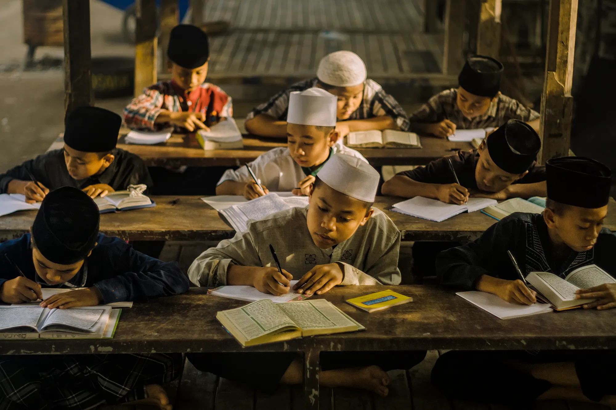 Santri belajar bersama di ruang kelas pesantren