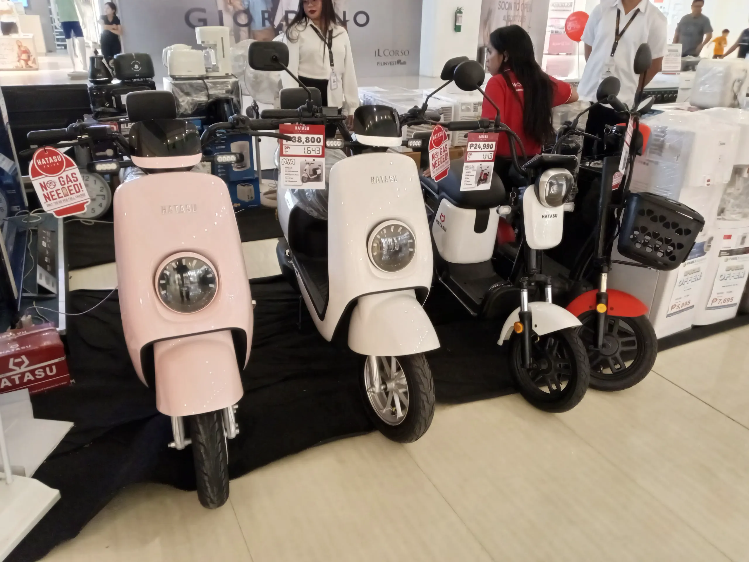 Deretan motor dan skuter listrik di ruang pamer