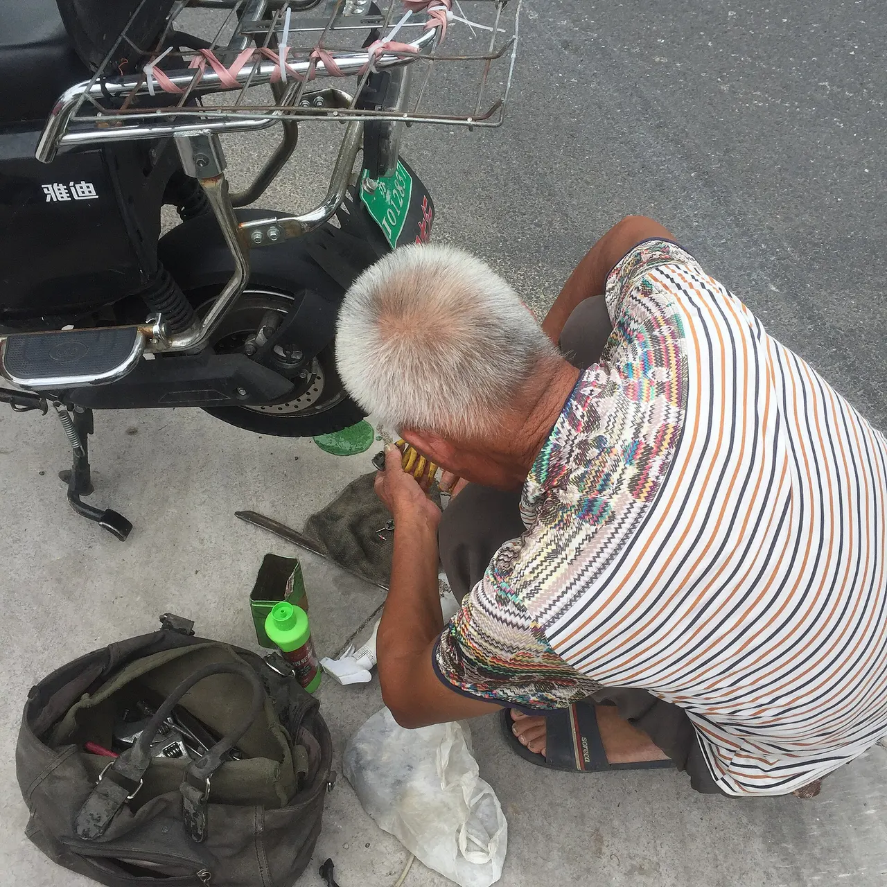 Mekanik memeriksa motor listrik