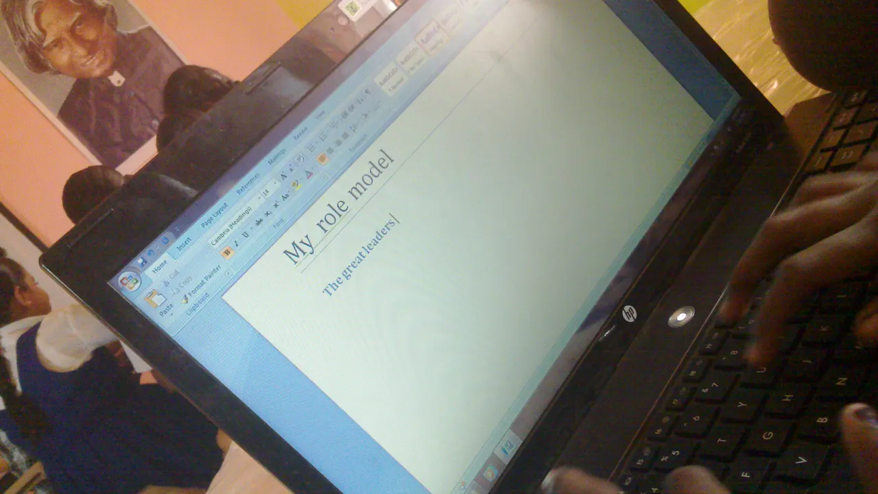 Peserta pelatihan literasi digital memakai laptop